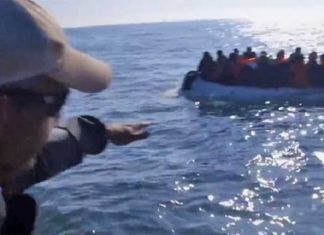 De Franse marine blijft illegale migranten naar Engeland helpen