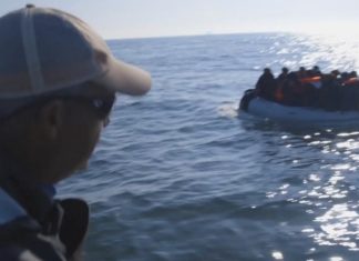 Farage filmt Franse marine die volgeladen migrantenboot naar Britse wateren escorteert