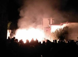 Woedende Grieken steken hotel in brand dat migranten zou huisvesten