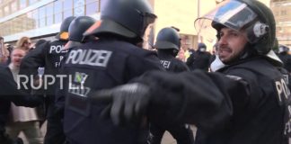 Hardhandige politiekrachten grijpen Coronademonstranten