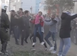 “Open de grenzen!”: Asielzoekers in Griekenland gebruiken kind als stormram om de politiebarrières te doorbreken