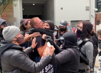 Antifa republiek CHAZ begint met herstelbetalingen: blanke deelnemers worden onder druk gezet om zwarten 10 dollar te geven