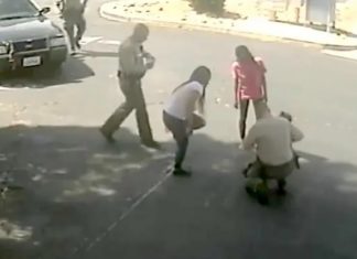 I can’t breathe – BLM demonstrant rent in paniek naar politieagent voor hulp als haar baby stopt met ademen