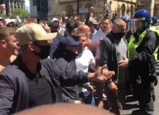Duizenden Britse “standbeelden verdedigers” – bloedige straatgevechten met BLM en politie