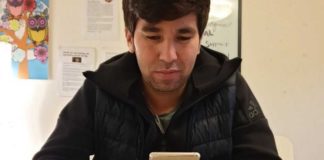 “Vluchtelingenkind” met gloednieuwe Samsung Note 9 en gouden polshorloge klaagt over de sociale dienst van Zweden
