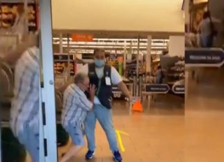Man die weigert om een mondkapje te dragen vecht zijn weg door Walmart