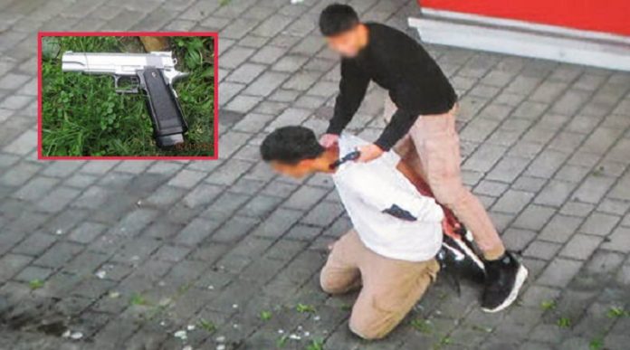 Moslimjongeren oefenen IS-executie op open straat