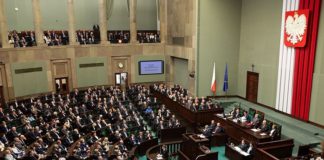 Massamigratie leidt tot tragische sociale, raciale en religieuze conflicten, zegt de Poolse minister van Binnenlandse Zaken