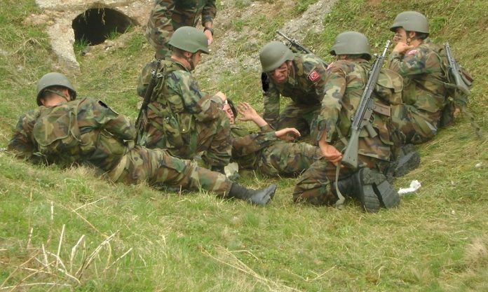 Turkse soldaten_at_medical_training wiki