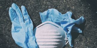Gekleurden ontglippen gedwongen mondkapje in Amerikaanse gemeente