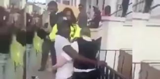 Op open straat: zwarte man die een Engelse politieagente aanrandt