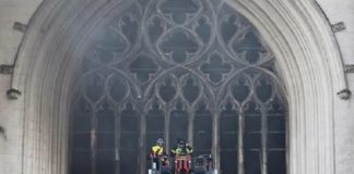 Brandstichting verdacht in Nantes kathedraalbrand – Rwandese asielzoeker gearresteerd