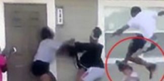 Zwarten vallen zwangere vrouw aan en schoppen haar kind tegen het hoofd