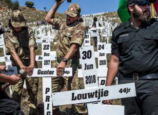 Door de media verzwegen: zwarte racisten vermoorden duizenden blanke boeren in Zuid-Afrika