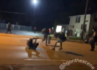 Antifa en BLM vielen eenzame blanke man aan – drie aanvallers neergeschoten, twee dood