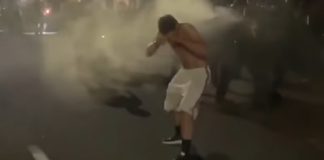 Halfnaakte BLM-demonstrant probeert de politie aan te vallen voordat hij twee keer wordt doordrenkt met pepperspray