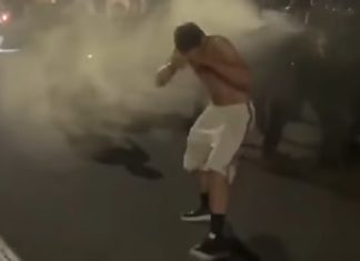 Halfnaakte BLM-demonstrant probeert de politie aan te vallen voordat hij twee keer wordt doordrenkt met pepperspray