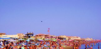 Migranten die naar Italiaans strand reisden van “vakantiebonus” van linkse regering beroofden toeristen