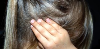 Blanke schoolkinderen leren de politie en hun ouders te haten