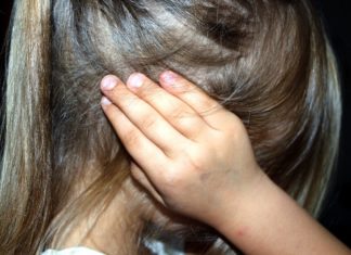 Blanke schoolkinderen leren de politie en hun ouders te haten