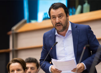Salvini voor de rechtbank voor het afwijzen van 23 NGO-schepen met 3.000 illegale immigranten aan boord