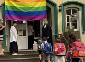 Walgelijke homopropaganda: eersteklassers moeten onder de regenboogvlag marcheren