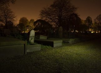 Zweedse tienerjongens werden door moslimmigranten levend begraven op begraafplaats