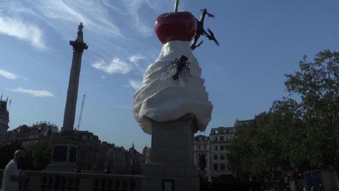 standbeeld in Londen -slagroom met reuze vlieg