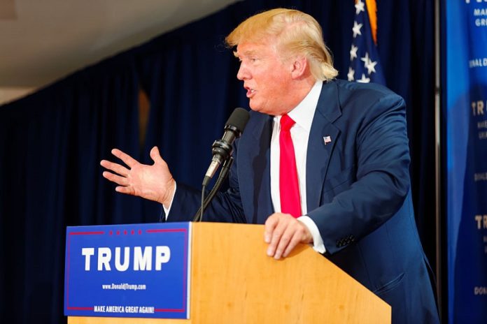 1024px-Donald_Trump_Laconia_Rally,_Laconia,_NH_4_by_Michael_Vadon_July_16_2015_19