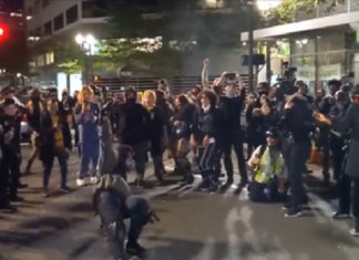 BLM hufters bedreigen de verkeerde man op straat: “Denk je dat ik bang voor je ben?”