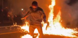 BLM terroristen gooien molotovcocktail naar de politie… BLM sukkel gaat in de fik
