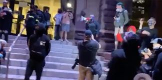 Black Lives Matter zwarten gebruiken blanke mensen als menselijke schilden tegen de politie