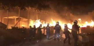 Brandweerlieden die de asielbrand blusten werden bekogeld met stenen