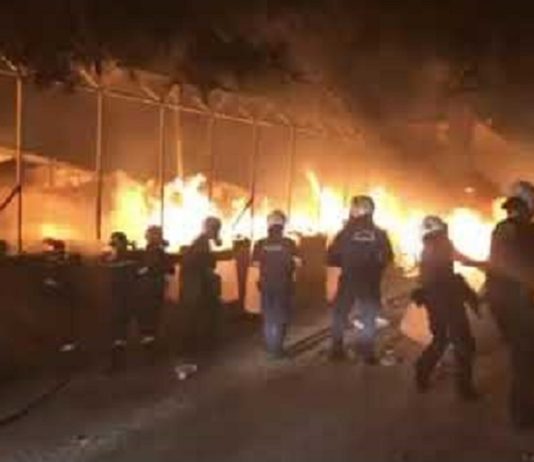 Brandweerlieden die de asielbrand blusten werden bekogeld met stenen