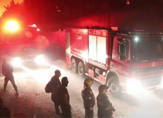 “Bye, bye Moria”: ‘Vluchtelingen’ vieren de brand en proberen te voorkomen dat brandweerlieden blussen