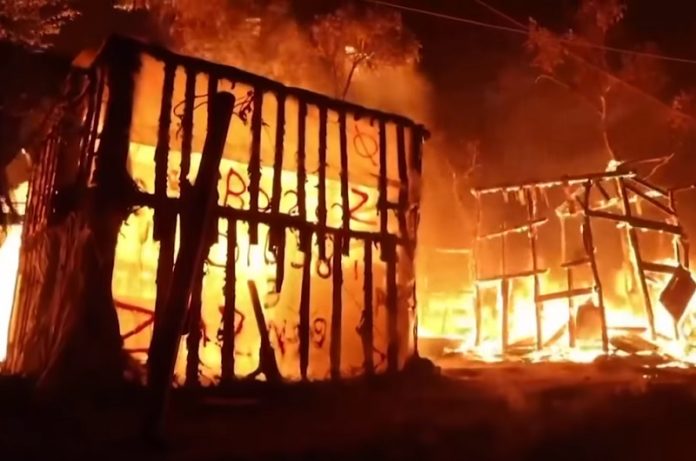 Griekse migrantenkamp in vlammen