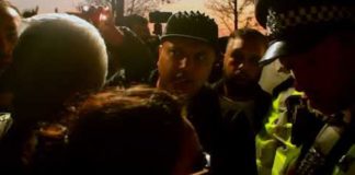 Britse politie helpt moslimmeute om vrouwelijke evangelist van Speakers’ Corner te verwijderen: “Allahoe akbar! Weg, weg, weg!”