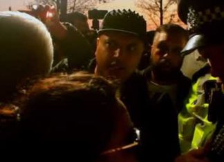Britse politie helpt moslimmeute om vrouwelijke evangelist van Speakers’ Corner te verwijderen: “Allahoe akbar! Weg, weg, weg!”