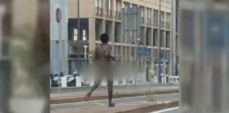 Italië: Naakte zwarte man jaagt op slachtoffers op straat