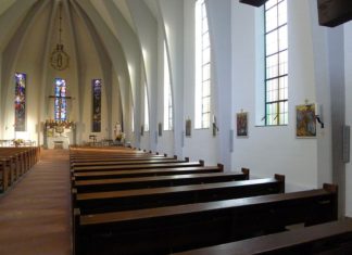 Tijdens de mis: moslim verscheurt bijbel, slaat priester neer