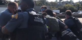 De wind draait: Washington staatspatrouille sleurt Black Lives Matter militant uit voertuig voor het illegaal blokkeren snelweg
