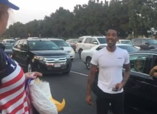 Woedende zwarte mishandeld 84-jarige blanke Trump-supportster