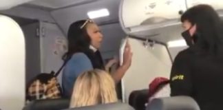 Zwarte vrouw weigert om stewardess haar op het vliegtuig te laten passeren vanwege “wit privilege”
