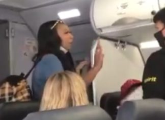 Zwarte vrouw weigert om stewardess haar op het vliegtuig te laten passeren vanwege “wit privilege”