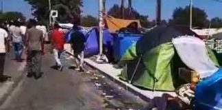 Na de zelf aangestoken brand: dakloze asielzoekers protesteren op Lesbos en eisen naar Europa te vertrekken