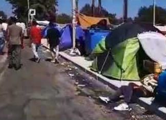 Na de zelf aangestoken brand: dakloze asielzoekers protesteren op Lesbos en eisen naar Europa te vertrekken