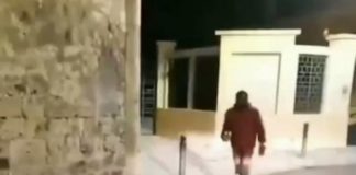 Italië: Afrikaanse illegale immigrant loopt op straat zonder broek en onderbroek