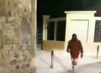 Italië: Afrikaanse illegale immigrant loopt op straat zonder broek en onderbroek