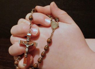 Zweedse christelijke leerling werd gedwongen zijn kruisje af te doen tijdens de schoolfotografie: “Is krenkend voor mensen met andere geloven”