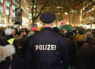 Duitse politie moet de nationaliteit van verdachten van misdaden vrijgeven aan journalisten, vonnist de rechtbank